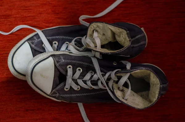 Eski Mavi Ayakkabılar, Moda Modaya Göre Ayakkabılar