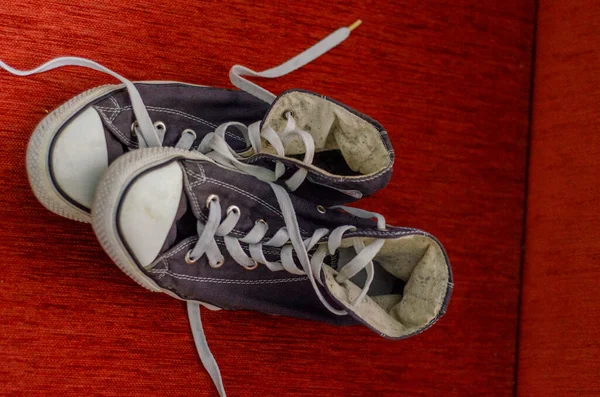 Eski Mavi Ayakkabılar, Moda Modaya Göre Ayakkabılar