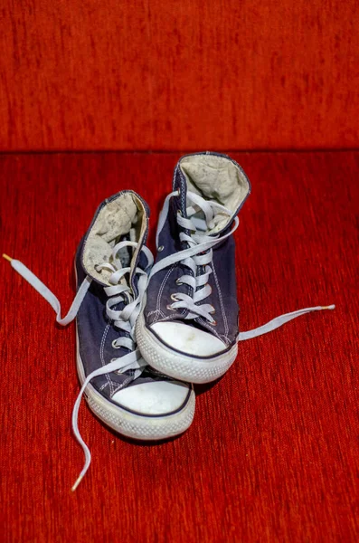 Eski Mavi Ayakkabılar, Moda Modaya Göre Ayakkabılar