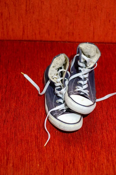 Eski Mavi Ayakkabılar, Moda Modaya Göre Ayakkabılar