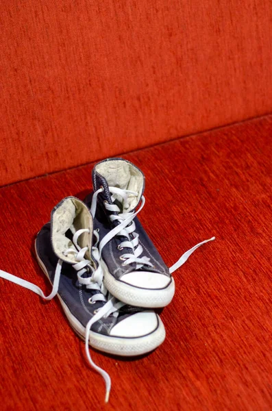 Eski Mavi Ayakkabılar, Moda Modaya Göre Ayakkabılar