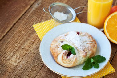 Kahvaltı - puf böreği, portakal ve portakal suyu