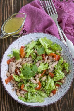 Ton balıklı salata marul, fasulye ve biber ile