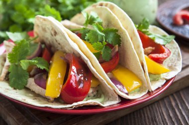 Sebzeli tavuk salata