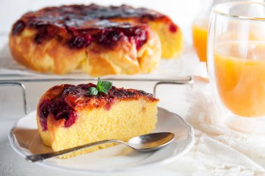 Sabah portakal suyu ile kahvaltı pasta