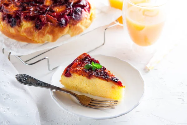 Tarte au petit déjeuner avec jus d'orange le matin — Photo