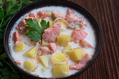 Somon çorbası Krem, patates, maydanoz ile