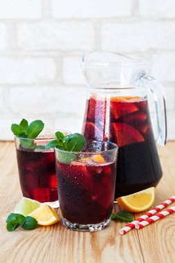 Kırmızı Sangria meyve ile