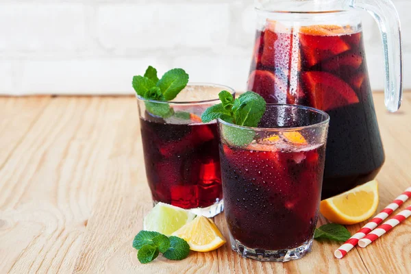 Rote Sangria mit Fuits — Stockfoto