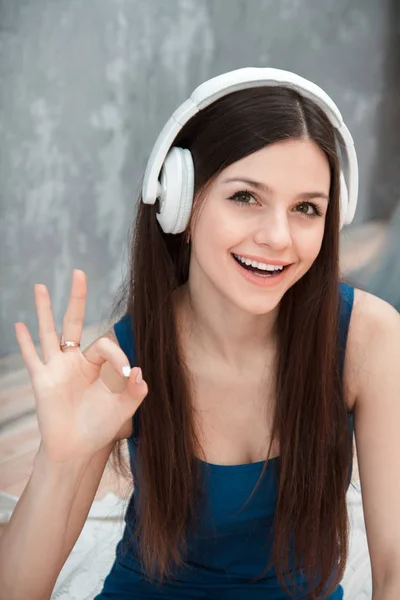 Mujer joven con auriculares — Foto de Stock