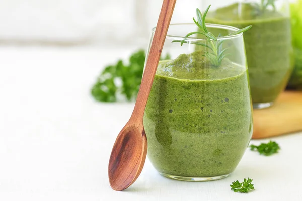 Batido verde con ingredientes —  Fotos de Stock