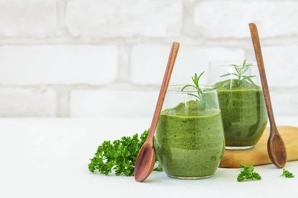 Groene smoothie met ingrediënten — Stockfoto