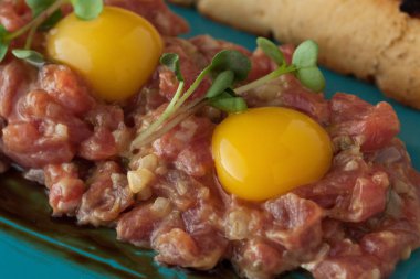 Bıldırcın sarısı ve tost ile Dana tartar