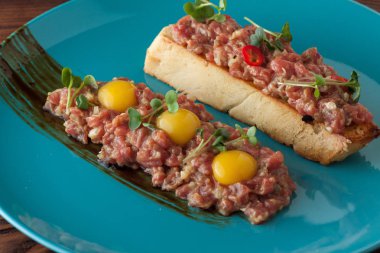 Bıldırcın sarısı ve tost ile Dana tartar