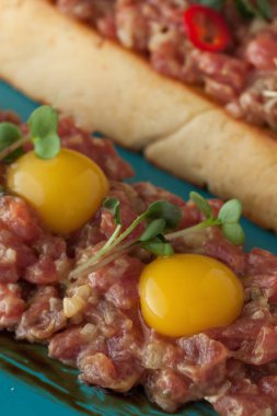 Bıldırcın sarısı ve tost ile Dana tartar