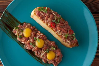 Bıldırcın sarısı ve tost ile Dana tartar