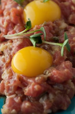 Bıldırcın sarısı ve tost ile Dana tartar