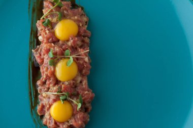 Bıldırcın sarısı ve tost ile Dana tartar