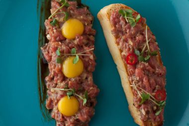 Bıldırcın sarısı ve tost ile Dana tartar