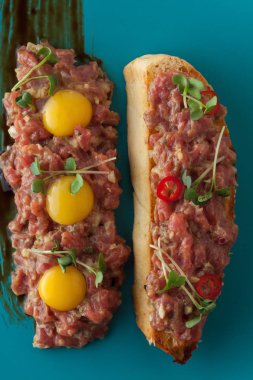 Bıldırcın sarısı ve tost ile Dana tartar