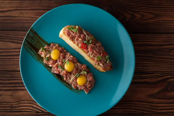 Bıldırcın sarısı ve tost ile Dana tartar