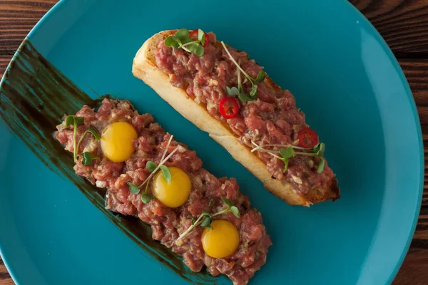 Bıldırcın sarısı ve tost ile Dana tartar