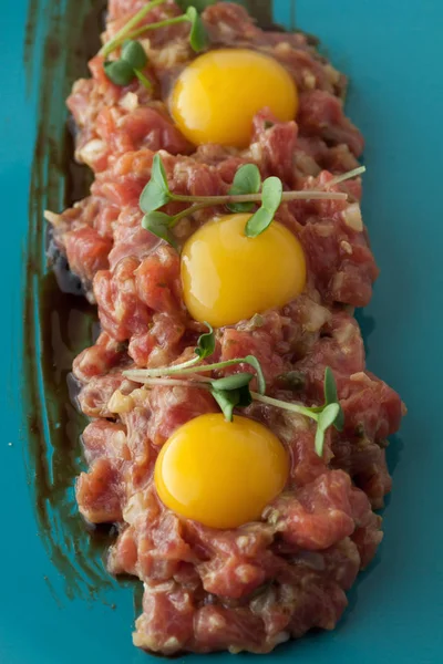 Bıldırcın sarısı ve tost ile Dana tartar