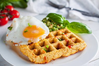 Taze pişmiş tatlı patates waffle ile 