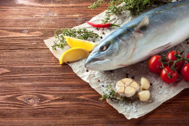 Balıklı sebze ve otlar ile