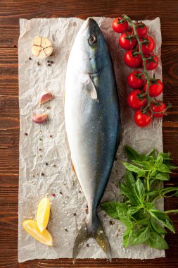 Taze orkinos domates, yağ ve baharatlar