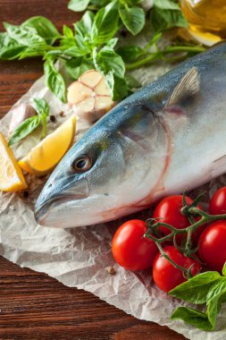 Balıklı sebze ve otlar ile