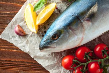 Balıklı sebze ve otlar ile