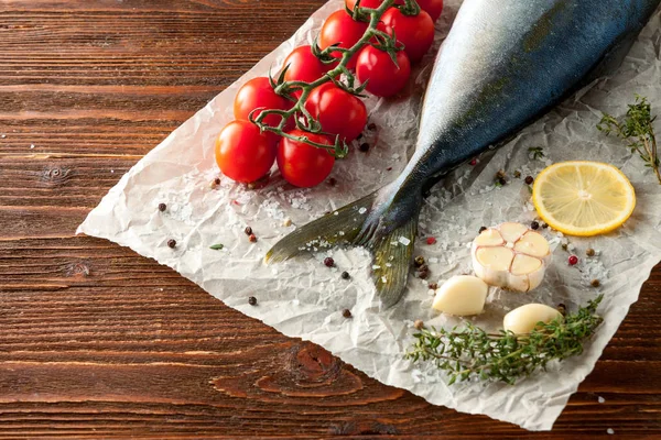 Rabo de atum fresco com legumes — Fotografia de Stock