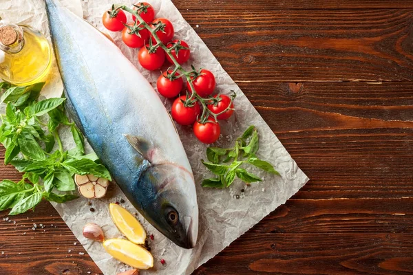 Atum fresco com tomate, azeite e especiarias — Fotografia de Stock