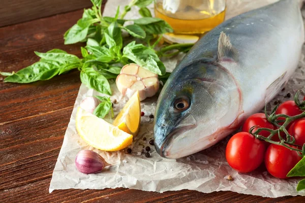 Atum peixe com ervas e legumes — Fotografia de Stock