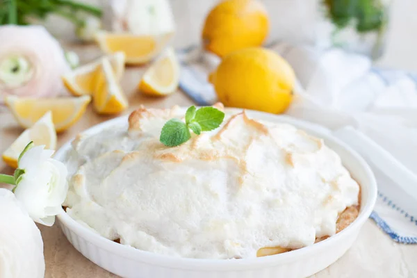 Лимонний пиріг безе — стокове фото