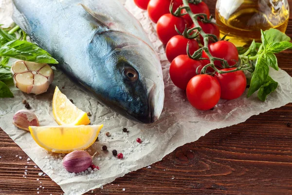 Atum peixe com ervas e legumes — Fotografia de Stock