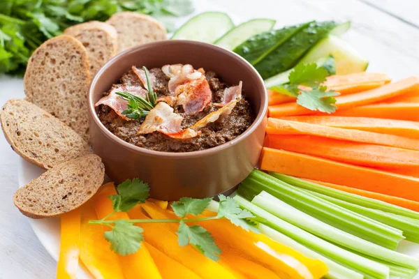 Beef bacon liver pate with raw vegetables — Stock Photo, Image
