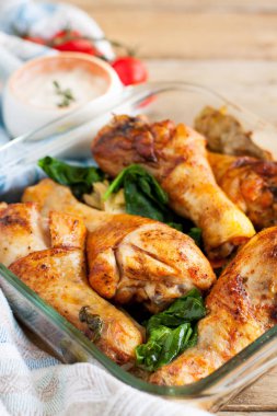 Pişmiş tavuk ve sebze.