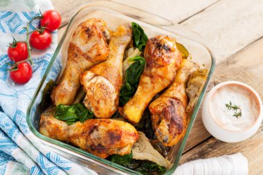 Pişmiş tavuk ve sebze.