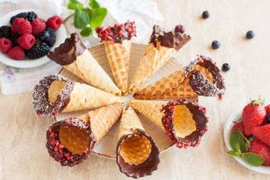 Koyu çikolata soslu Waffle koniler