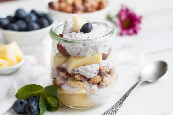 Parfait de piña con arándano y albahaca —  Fotos de Stock