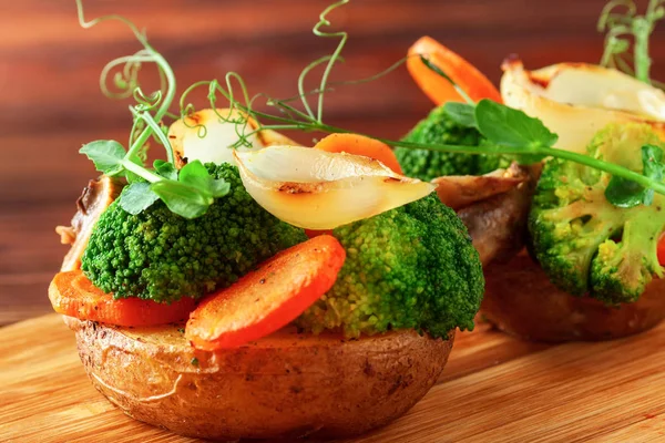 Картопля на грилі, фарширована овочами — стокове фото