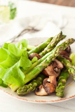 Sotelenmiş kuşkonmaz ve mantar