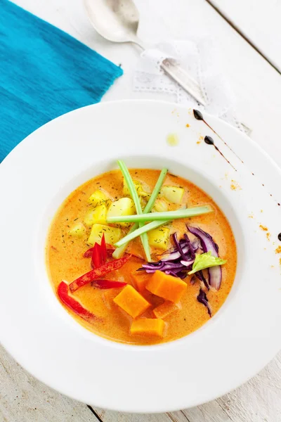 Sopa Curry Coco Con Calabaza Apio Pimiento Repollo Sobre Una — Foto de Stock