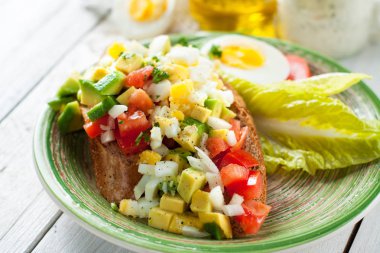 Avodaco yumurta salatası kiraz domates ile 