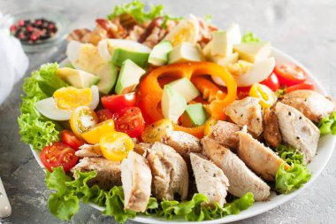 Salata sebze, pastırma, tavuk ve yumurta ile