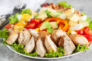 Salata sebze, pastırma, tavuk ve yumurta ile