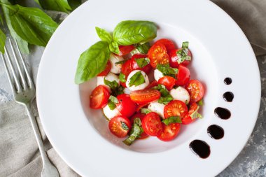 Mozzarella peyniri, domates ve fesleğen salata