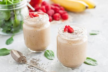 Taze tropik smoothie maddeler
